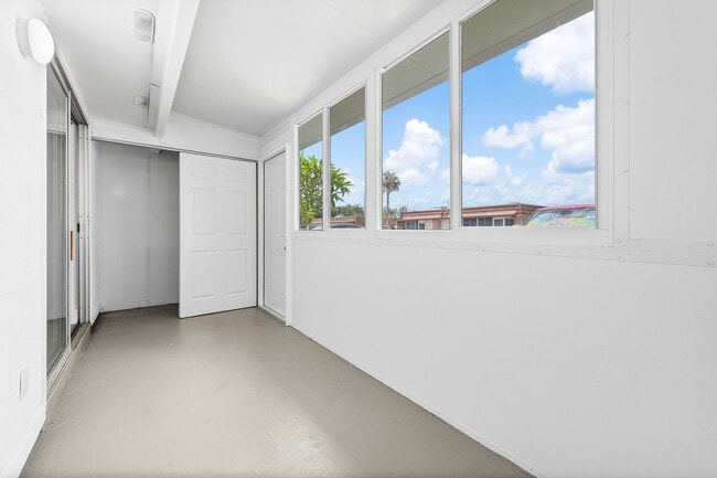 Building Photo - 154 Seville H