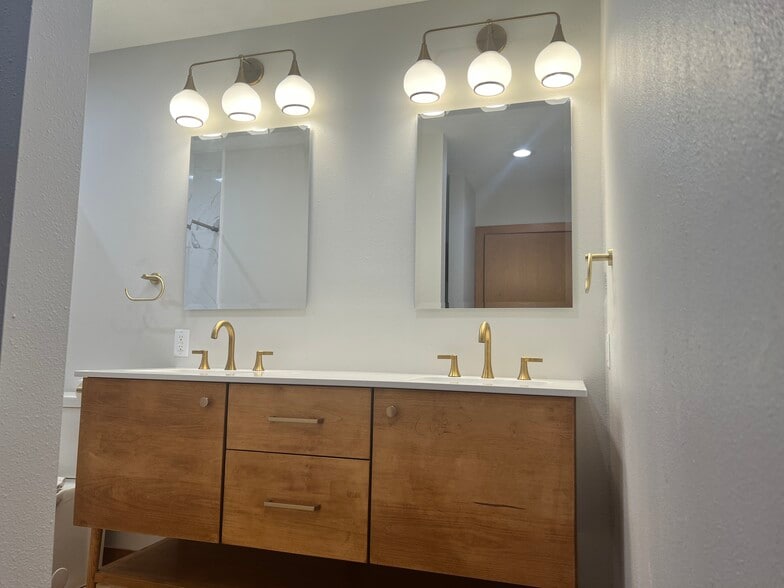 Loft Bedroom Bathroom - 90 1st St SE