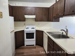 Building Photo - 2 bedroom/ 1 bath apartment in Sun Prairie...