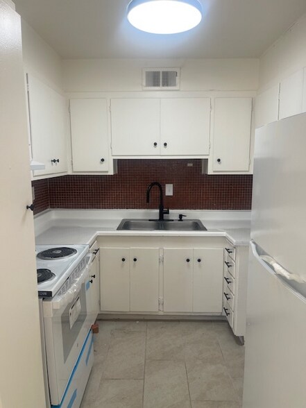 Primary Photo - 225 Flower Ave