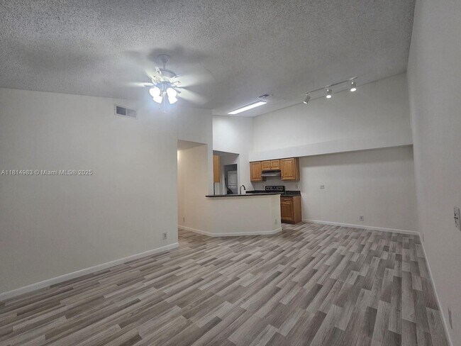 Building Photo - 9999 Summerbreeze Dr
