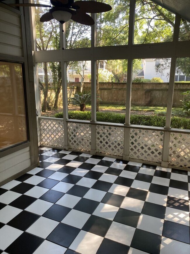 Building Photo - 3 bedroom / 2.5 bath Townhome – Spacious T...