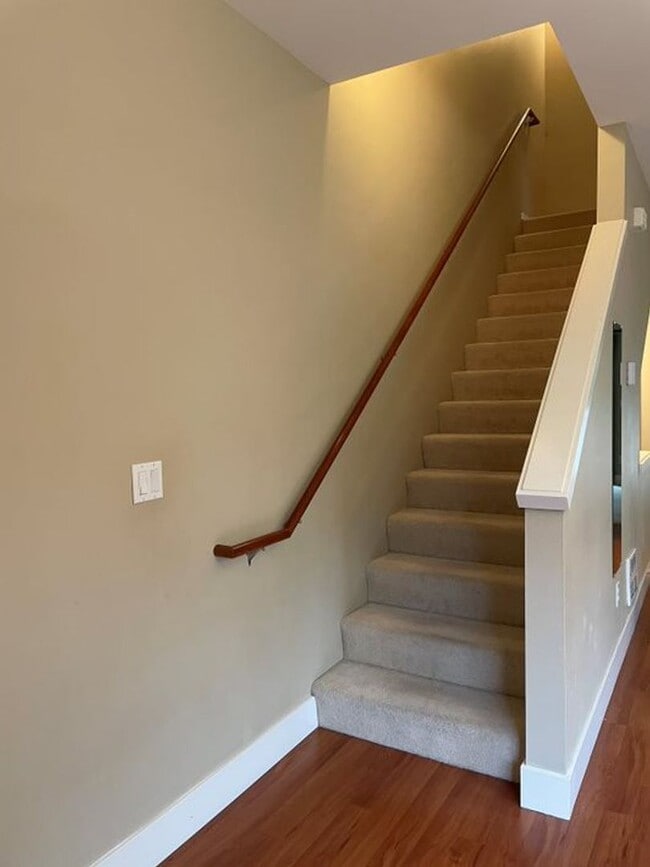 Building Photo - Stunning End Unit Townhome in desirable Redmond Ridge neighborhood; 2BD/2BA