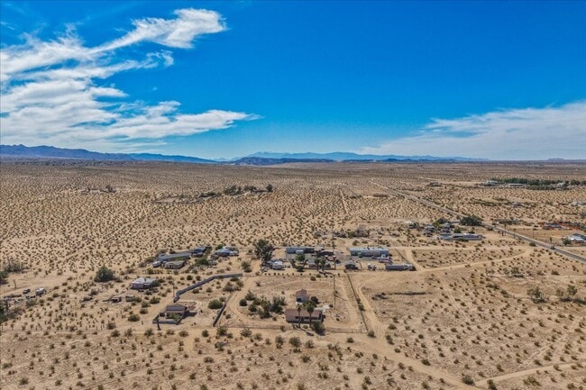 Building Photo - 2 Bedroom Home on 1.8 Acre Lot