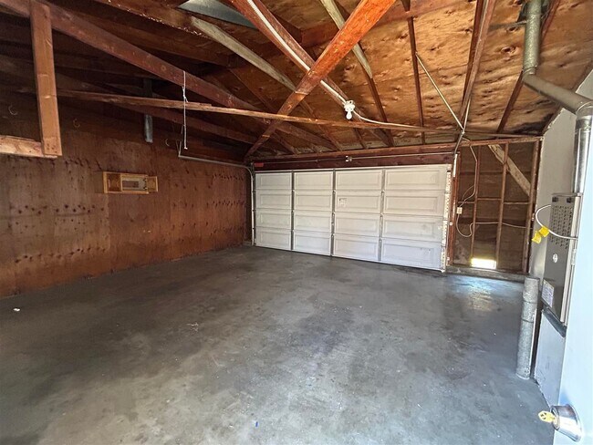 Building Photo - 3 bedrooms - 2 Bathrooms -  Ready to Rent!