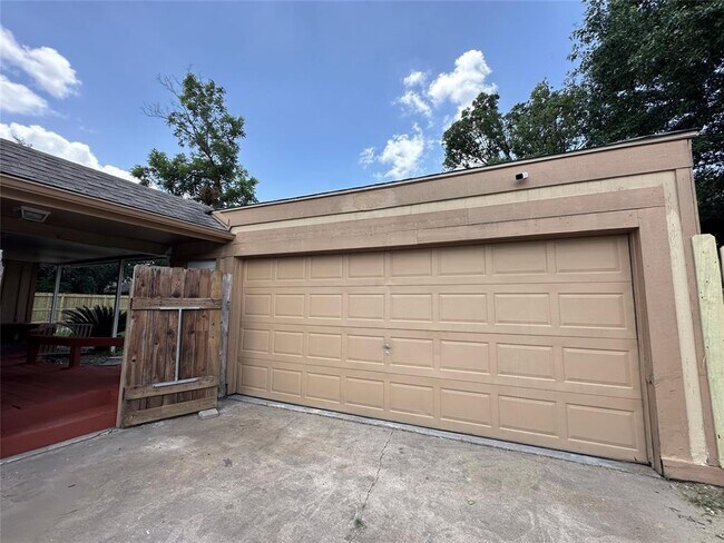 Building Photo - 6102 Howland Ct