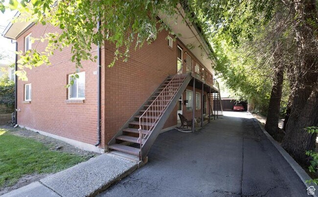 Building Photo - 938 Lowell Ave S