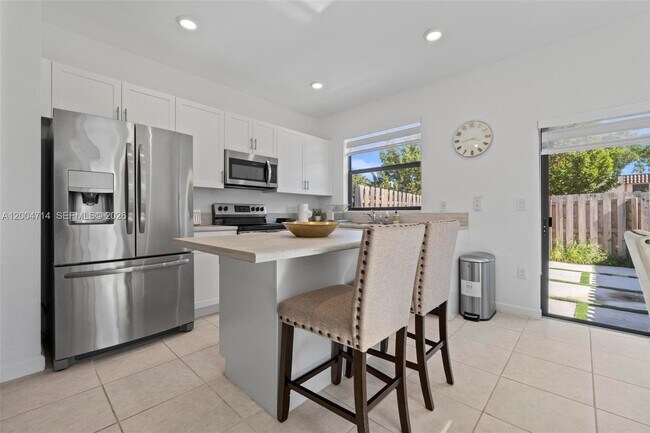 Building Photo - 20655 NE 7th Pl