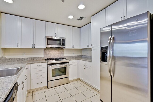 Building Photo - Large Santa Clara 1 Bedroom Condo in River...