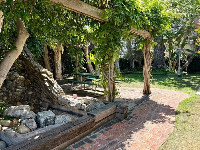 Building Photo - Lion's Grove A