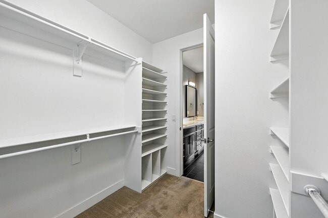 Building Photo - 5630 S Sycamore St