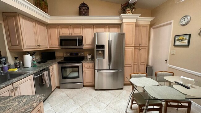 Building Photo - 6165 Sunny Pointe Cir