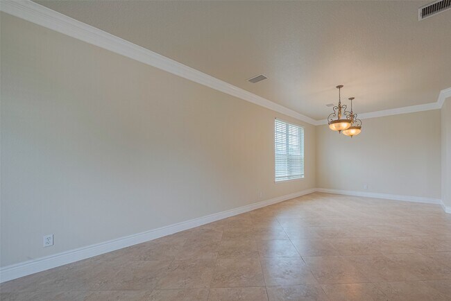 Building Photo - 5703 Saragosa Dr