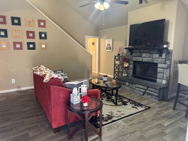 Building Photo - Spacious 4-Bedroom Home with Cozy Kitchen ...