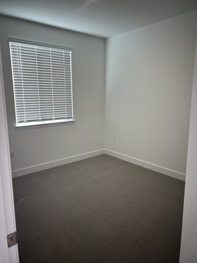 Building Photo - 4041 Flathead Dr