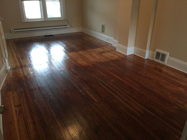 Primary Photo - 654.5 Columbia Ave