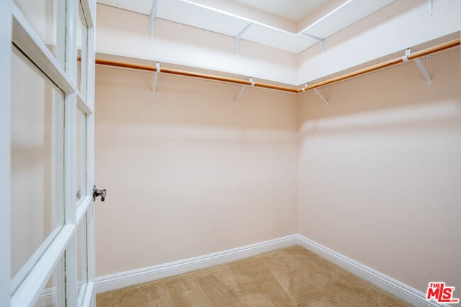 Building Photo - 616 S Wilton Pl