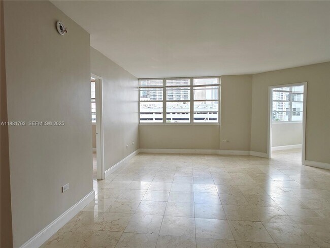 Building Photo - 825 Brickell Bay Dr
