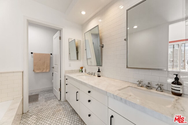 Building Photo - 4608 Glencoe Ave