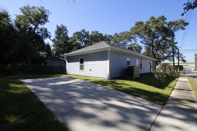 Building Photo - Modern 3-Bedroom Home with Granite Counter...