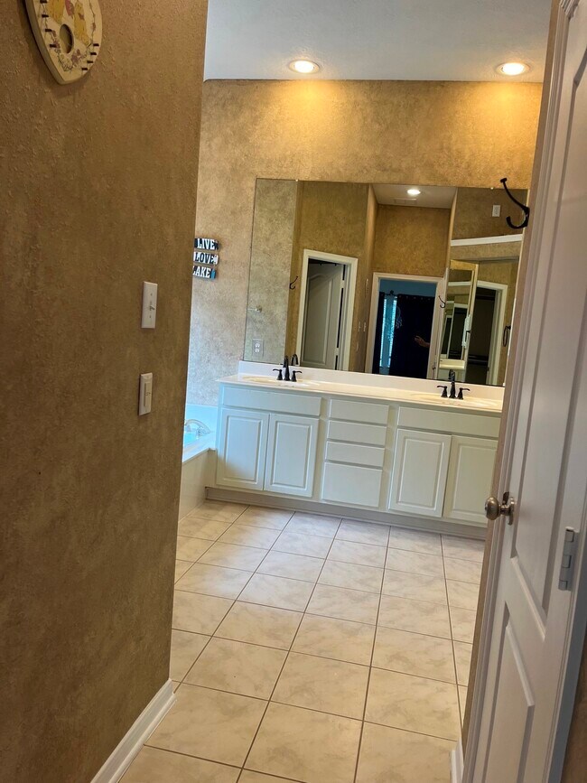 Building Photo - 21806 Silverpeak Ct