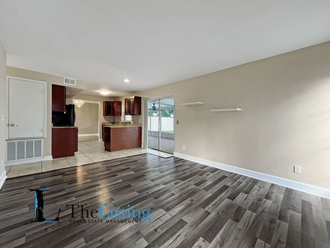 Building Photo - 11007 Summer Dr