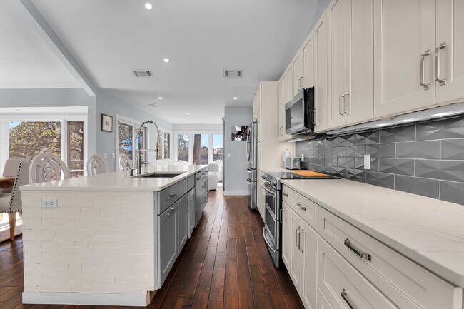 Building Photo - "Coastal Comfort Awaits: Spacious 3-Bed, 3-Bath Furnished Retreat in Moss Creek on the Marsh!"