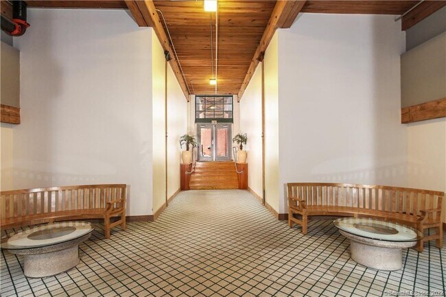 Building Photo - 68 Thermos Ave
