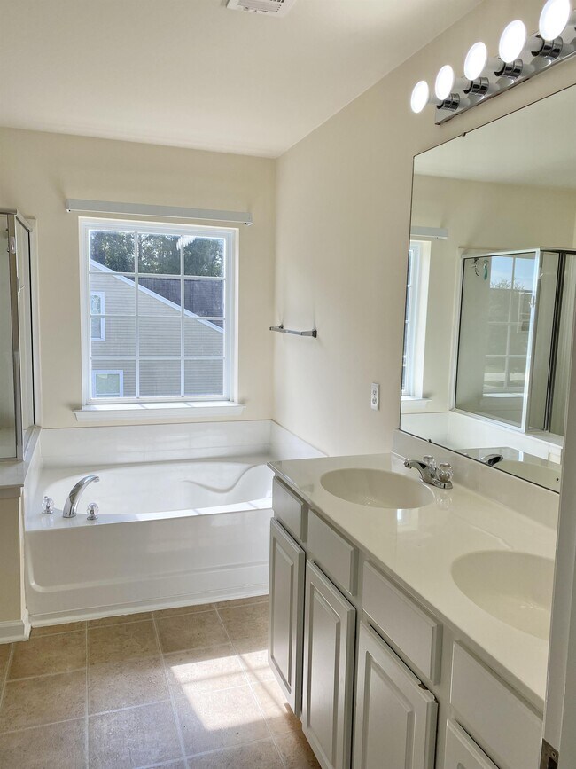 Building Photo - 19 Saluda Way