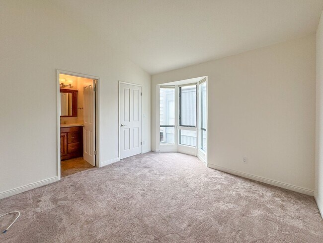Building Photo - 880 Hilldale Ave