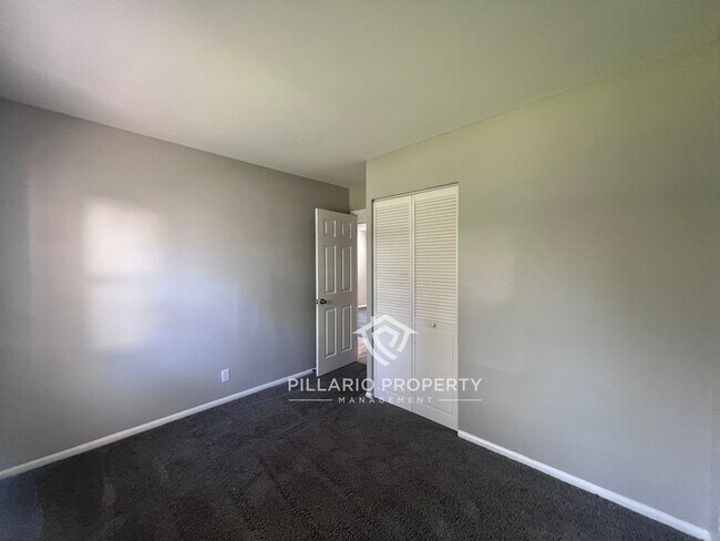 Building Photo - 4-Bedroom Home with Spacious Kitchen & Detached Garage, Available NOW!
