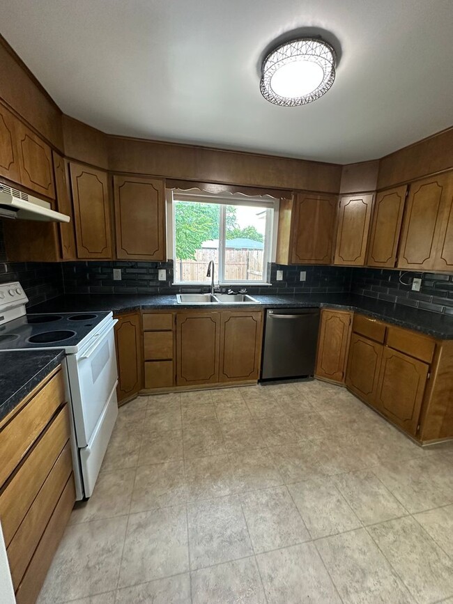 Building Photo - Great location in Meridian for this 3 bedr...