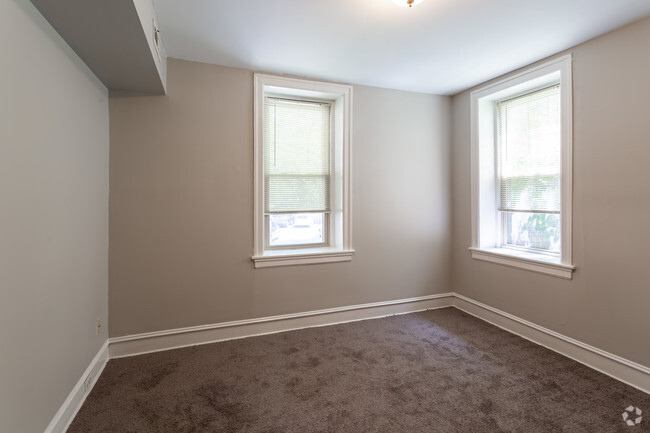 Bedroom - Lincoln Court Apartments