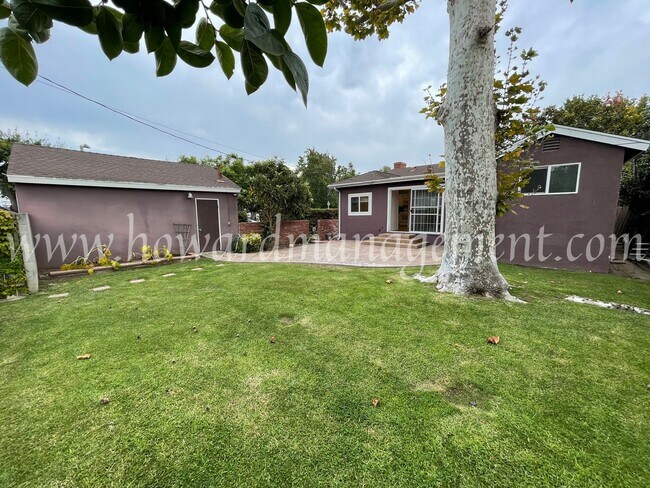 Building Photo - Beautiful Home On Corner Lot With Large Ba...