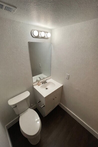 Building Photo - 5507 Fiesta Ln