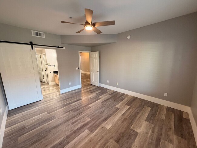Building Photo - 7401 W Arrowhead Clubhouse Dr