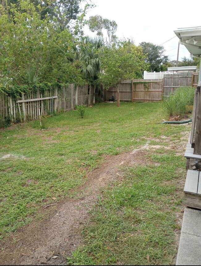Building Photo - Furnished 3 Bedroom