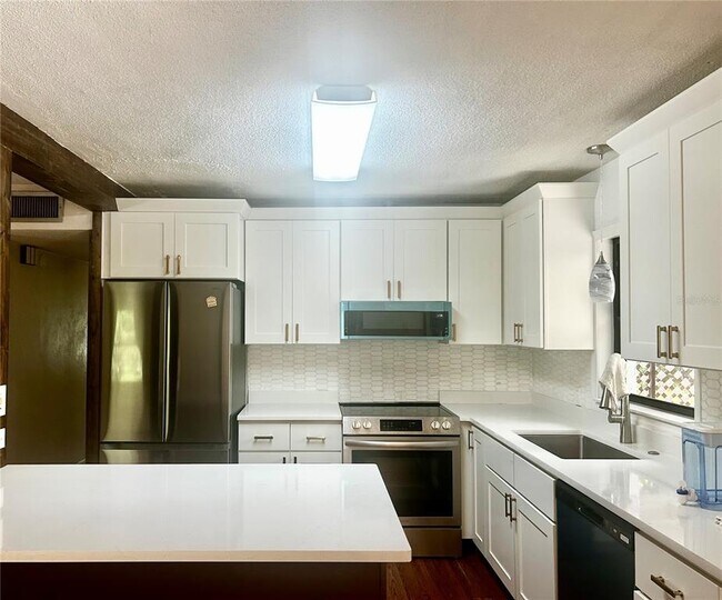 Building Photo - 410 NE 15th Ct