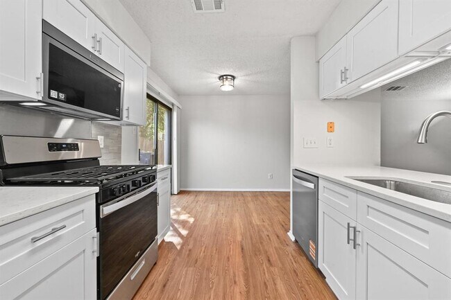 Building Photo - 2409 Berkett Dr