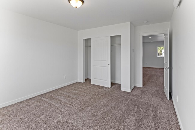 Building Photo - 3 Bath 2.5 Bath - Modern Townhome - Hillcr...