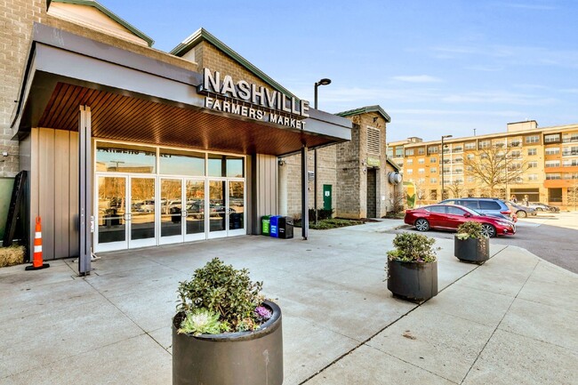 Building Photo - Spacious 4-Bed Gem in Nashville: 2360 sq f...