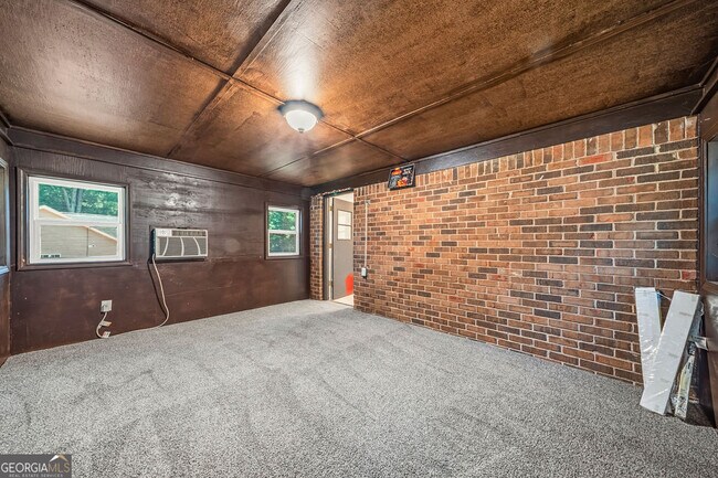 Building Photo - 3940 Hubert Dr