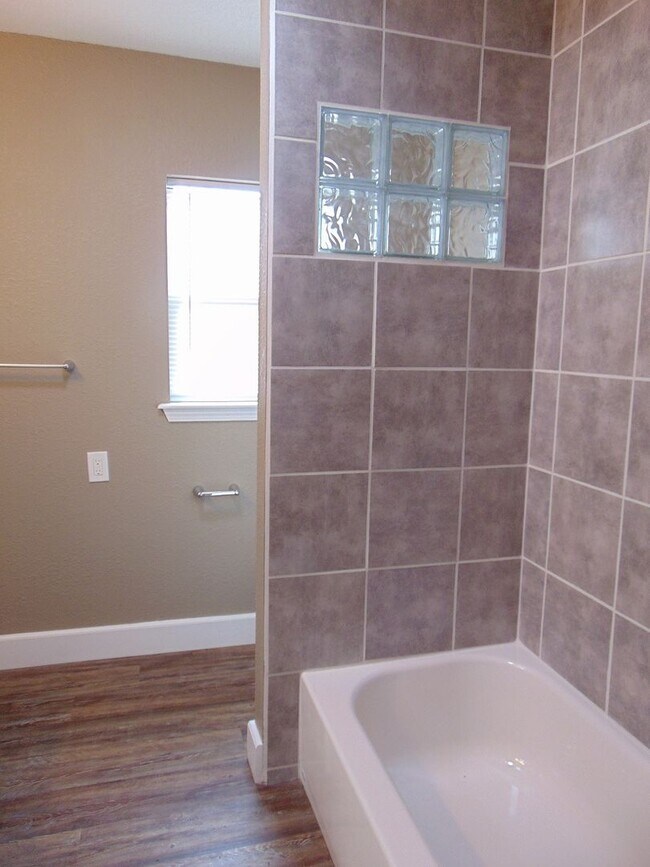 Building Photo - PRE-LEASE NOW! AVAILABLE 6/13/25-2605 33rd...