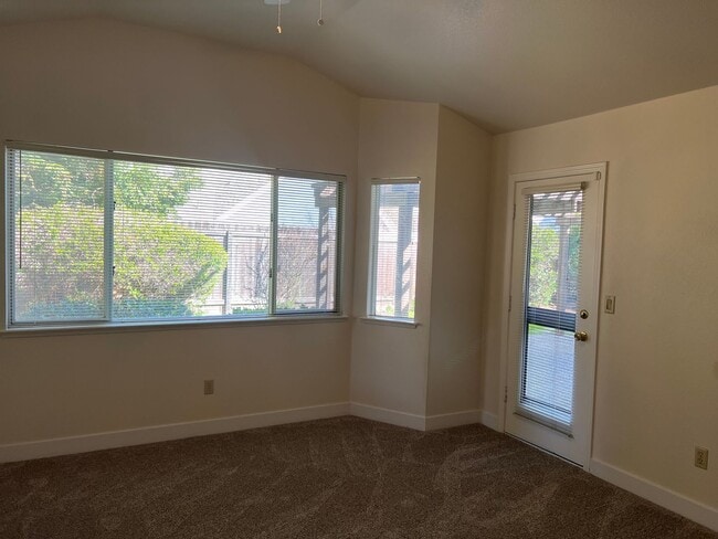 Building Photo - COMPLETELY REMODELED 3 BEDROOM HOUSE IN W. ROSEVILLE!!