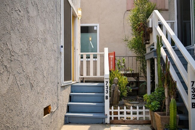 Building Photo - 733 Manhattan Beach Blvd