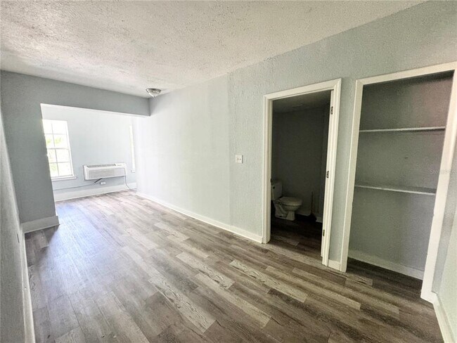 Building Photo - 704 Cordova Dr