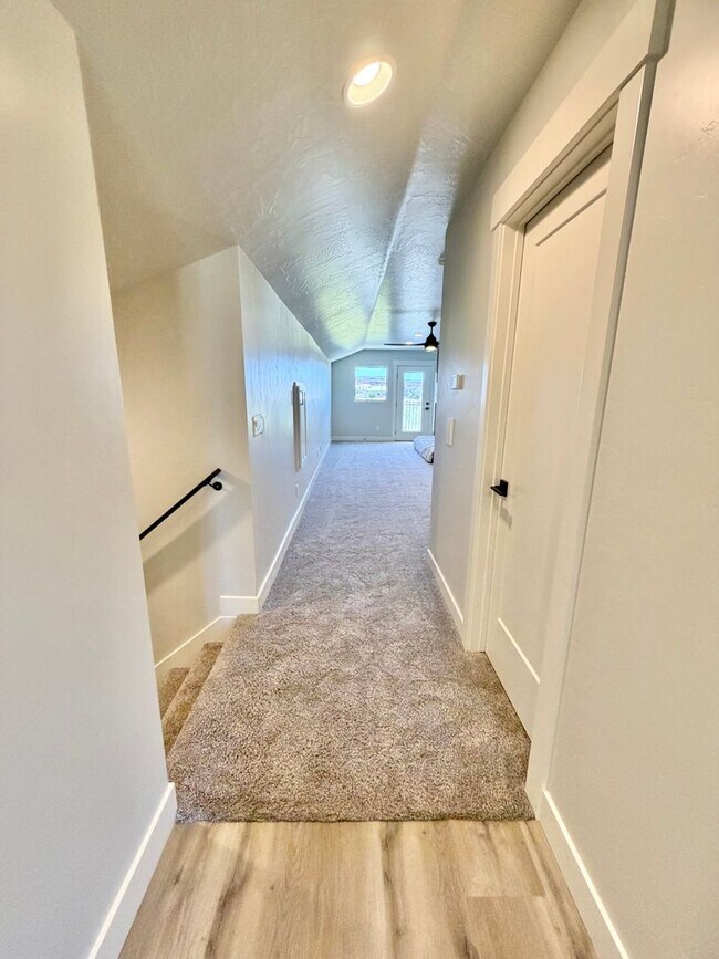 Building Photo - Beautiful Modern 5 Bedroom Home!! Furnished or Unfurnished option!!