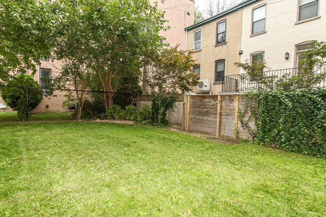 Building Photo - 264 9th St