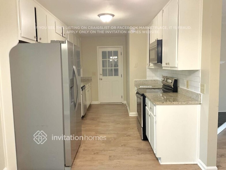 Building Photo - 1650 Lakeview Pl