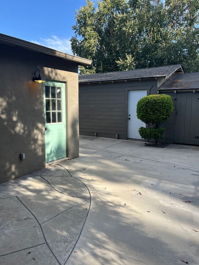 Building Photo - Charming 3-Bed, 2-Bath Home with Oversized...
